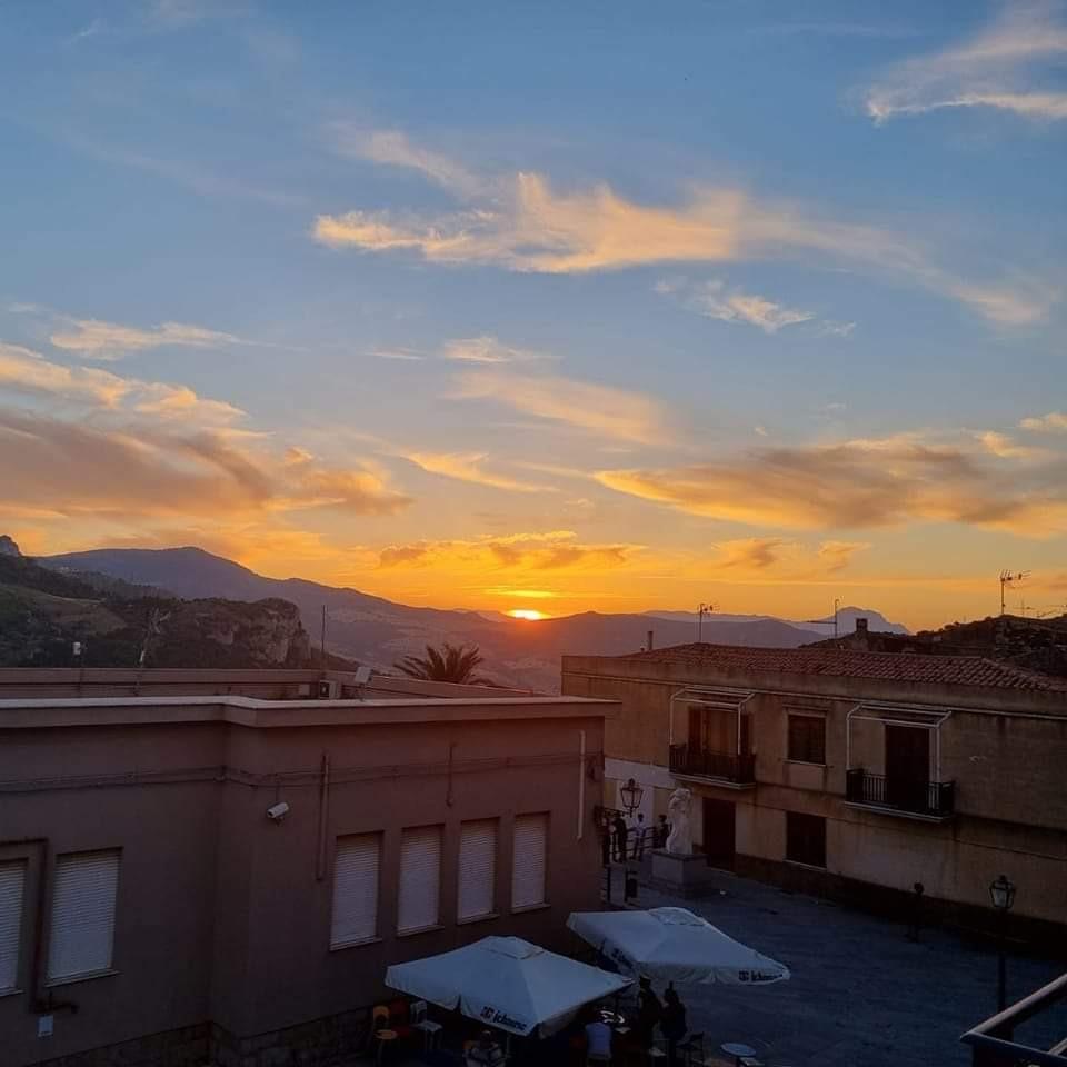 Vista panoramica dal balcone soggiorno o camera da letto matrimaniale