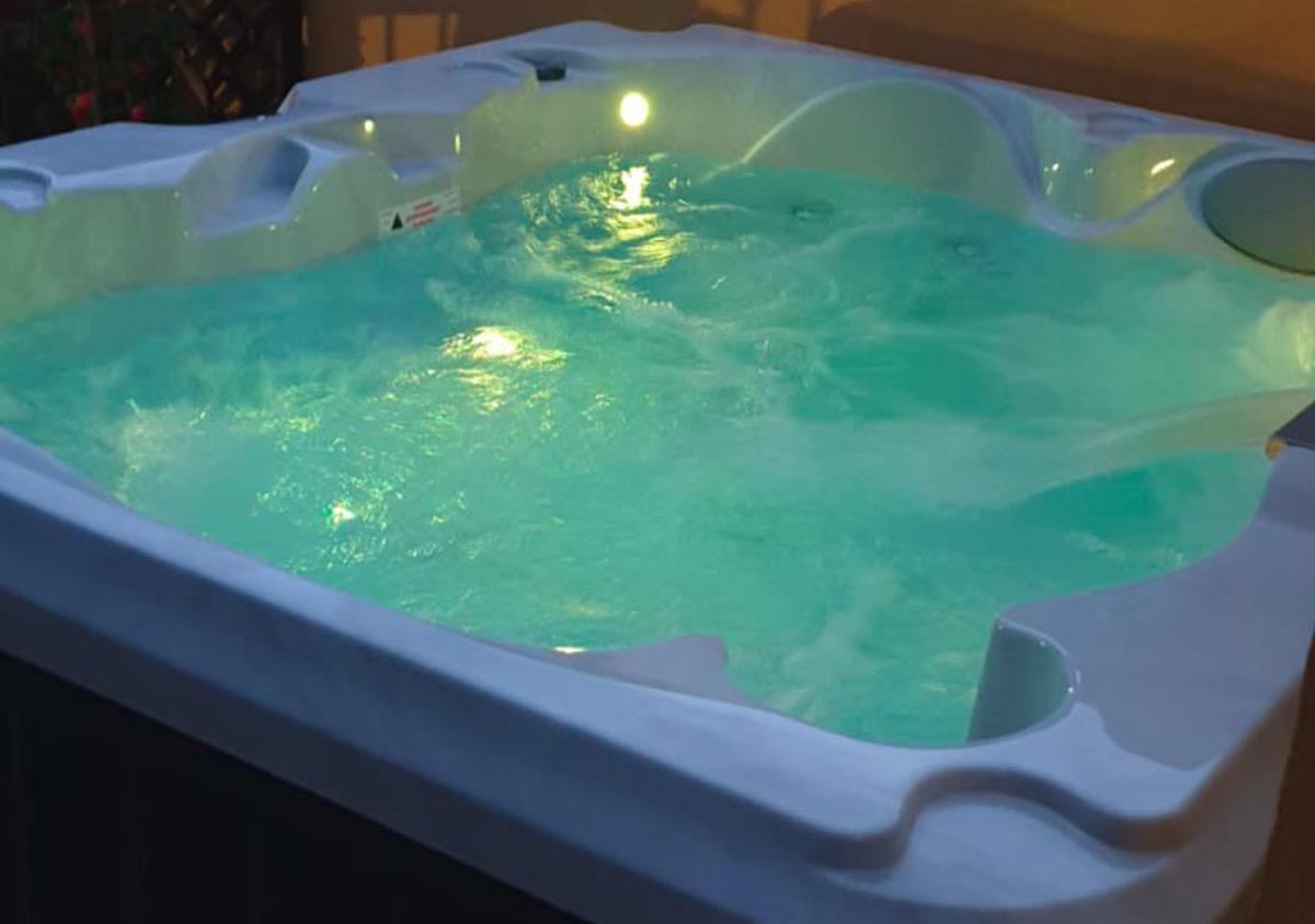 La jacuzzi si trova sul terrazzo vista città su prenotazione a pagamento