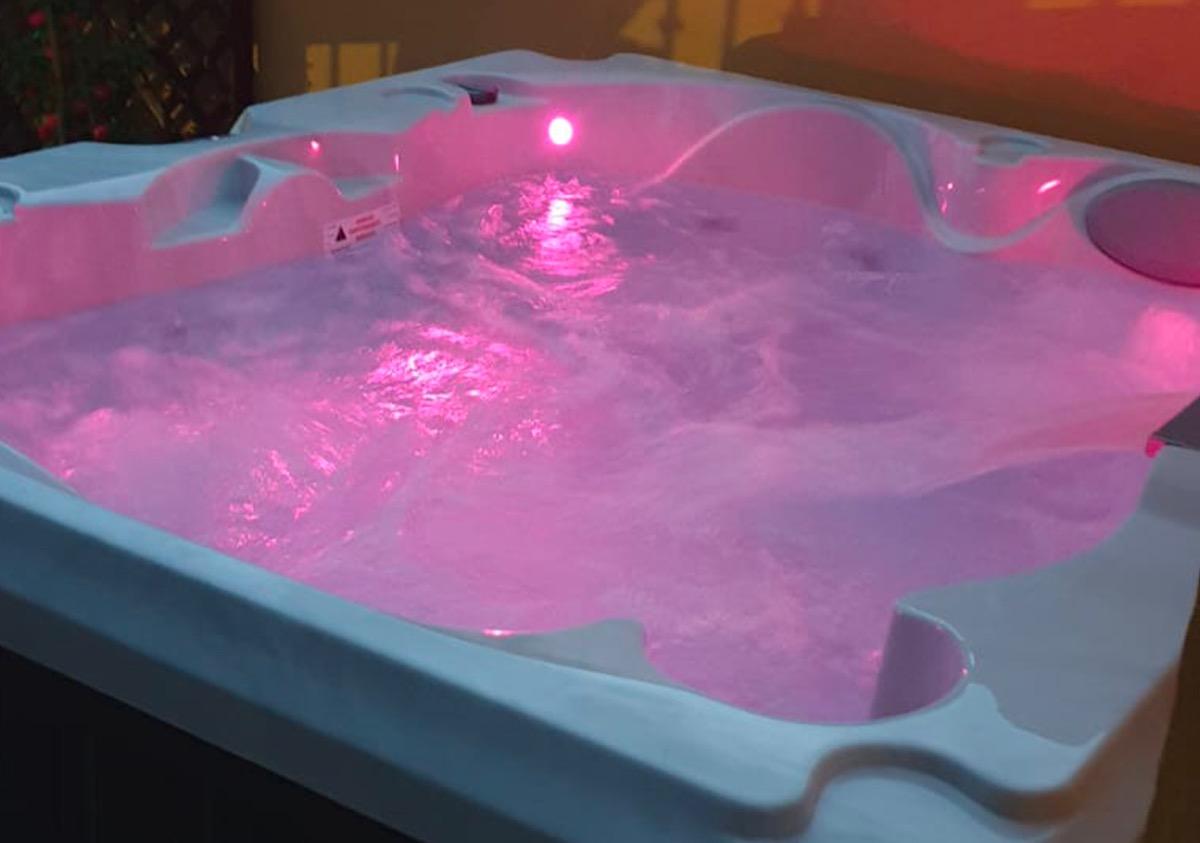 La jacuzzi è situata in terrazzo su prenotazione a pagamento