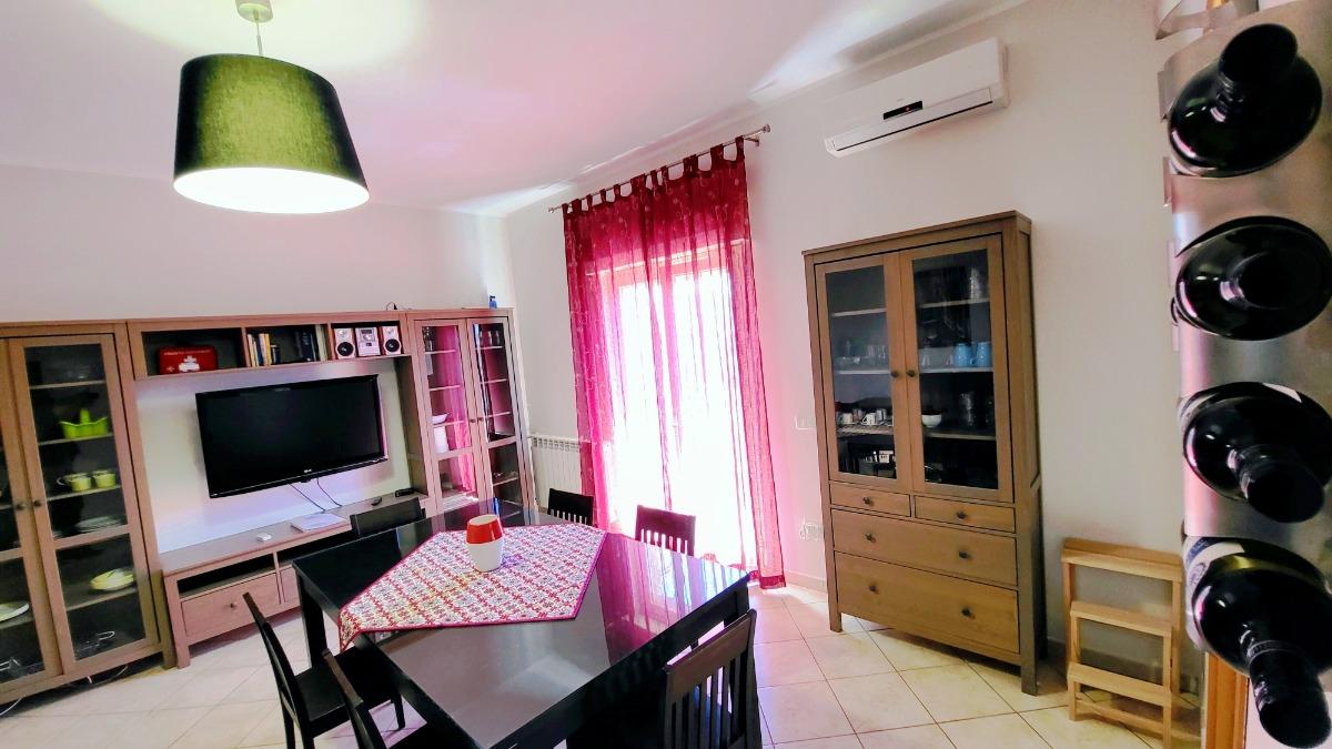 Salone con divano letto matrimoniale - sala da pranzo Climatizzata