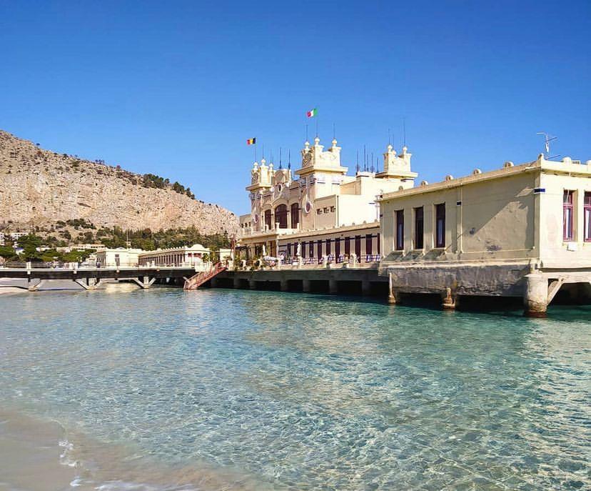 la spiaggia di mondello.