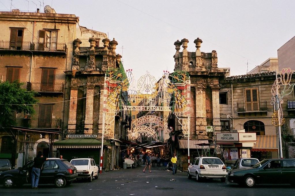 Porta Carini, splendida, dentro ci trovate il folkloristico mercato del Capo.