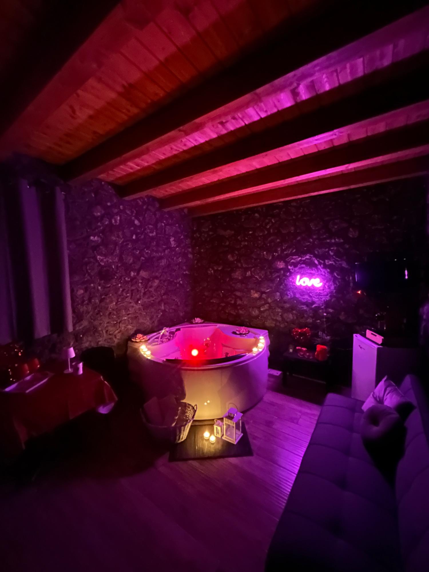 SUITE CON VASCA JACUZZI PRIVATA