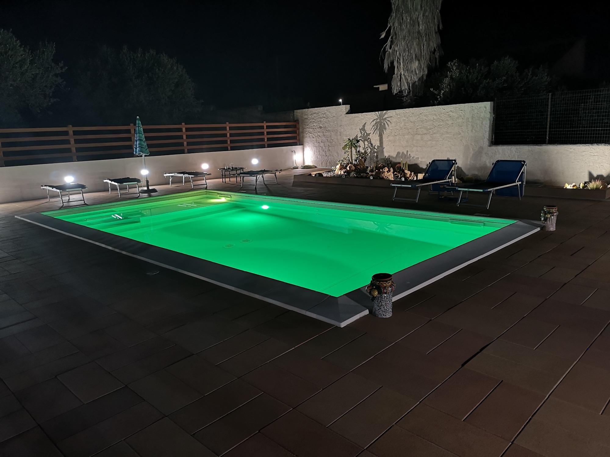 Piscina in notturna