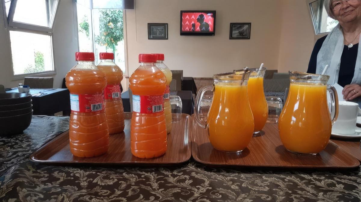Garrafas con zumo de naranja Km0 recién exprimido