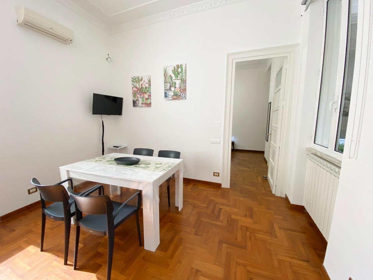 Soggiorno con tavolo e sedie, tv e aria condizionata