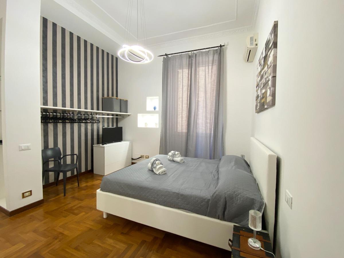 Camera da letto matrimoniale con armadio, tv e aria condizionata