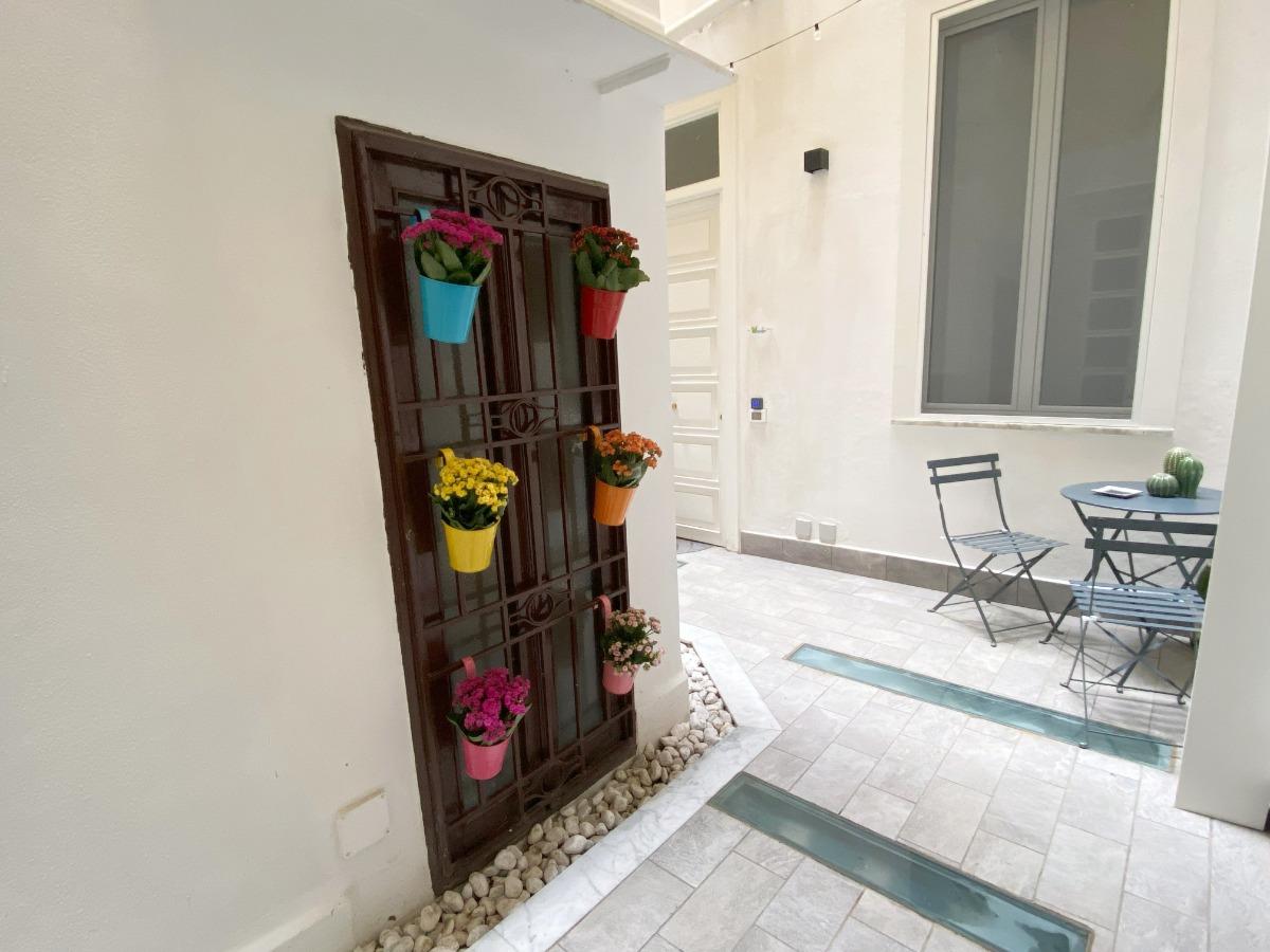 Atrio esterno con tavolo e sedie