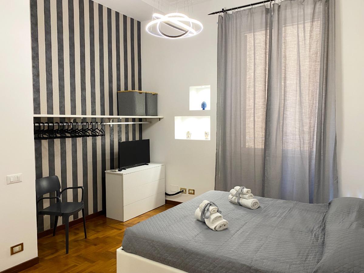 Camera da letto matrimoniale, armadio, tv, sedia