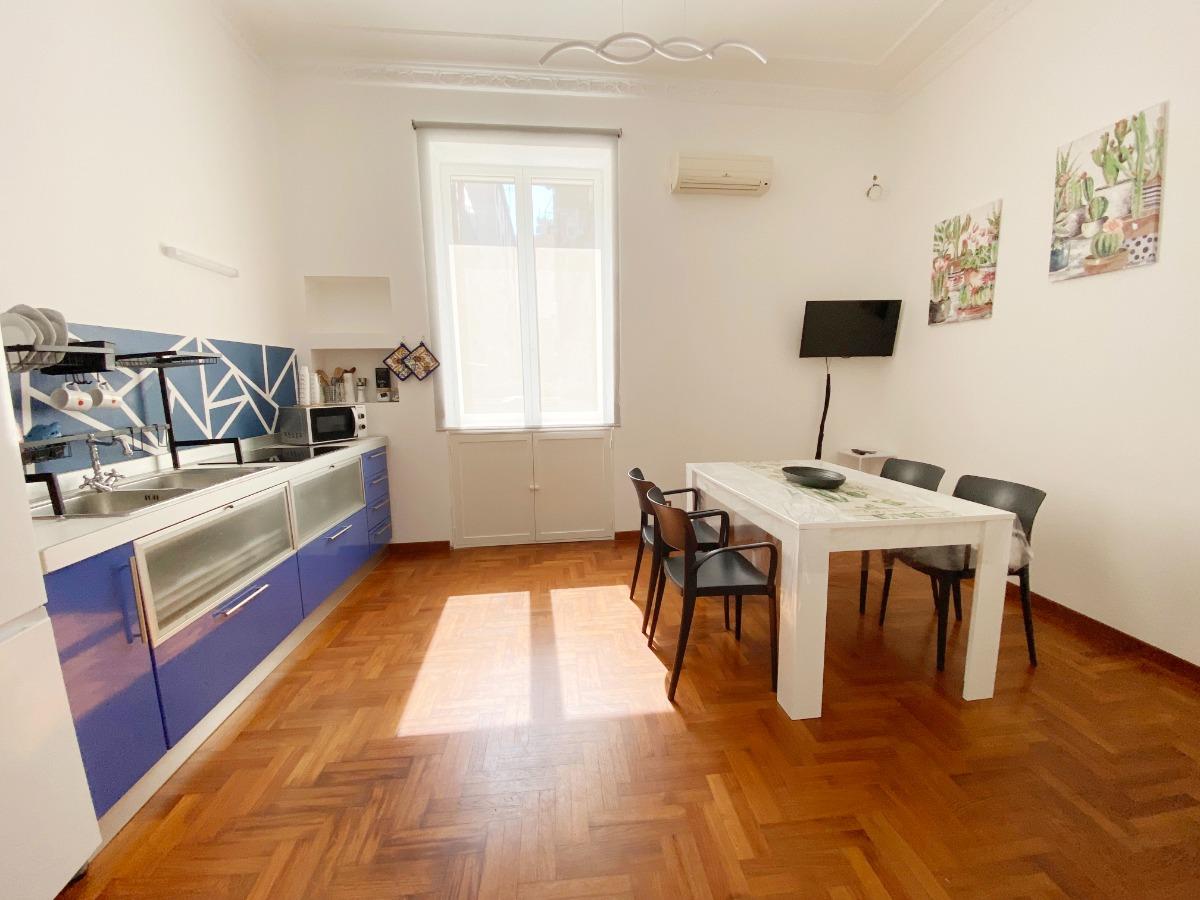 Soggiorno con tavolo e sedie