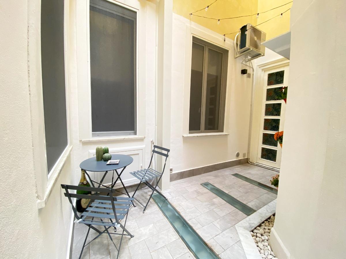 Atrio esterno con tavolo e sedie