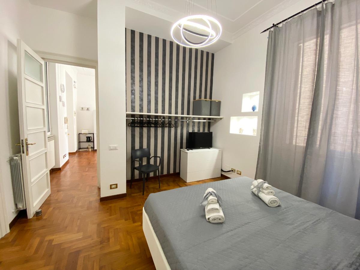 Camera da letto matrimoniale, armadio, tv, sedia