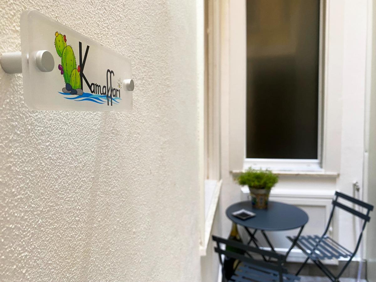 Logo struttura, tavolo e sedie atrio esterno