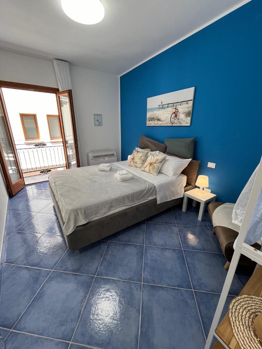 STANZA DA LETTO CON ACCESSO AL BALCONE PRIVATO