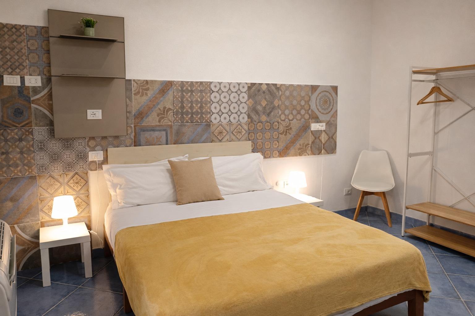 Letto matrimoniale confortevole con dettagli di design siciliano