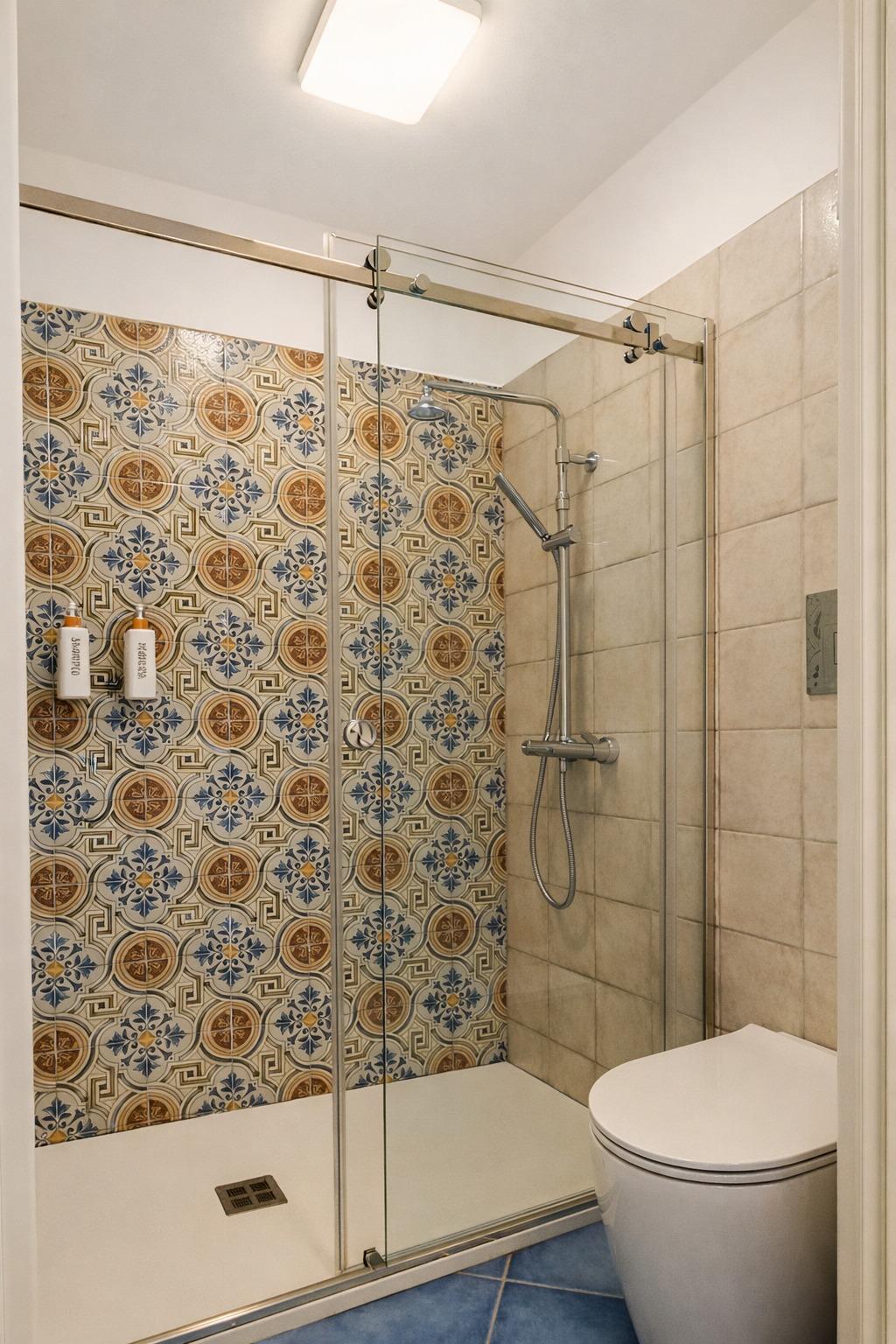 Bagno privato con doccia moderna e finiture curate