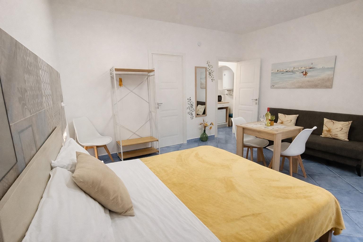 Vista completa del monolocale elegante nel cuore della città di Castellammare del Golfo