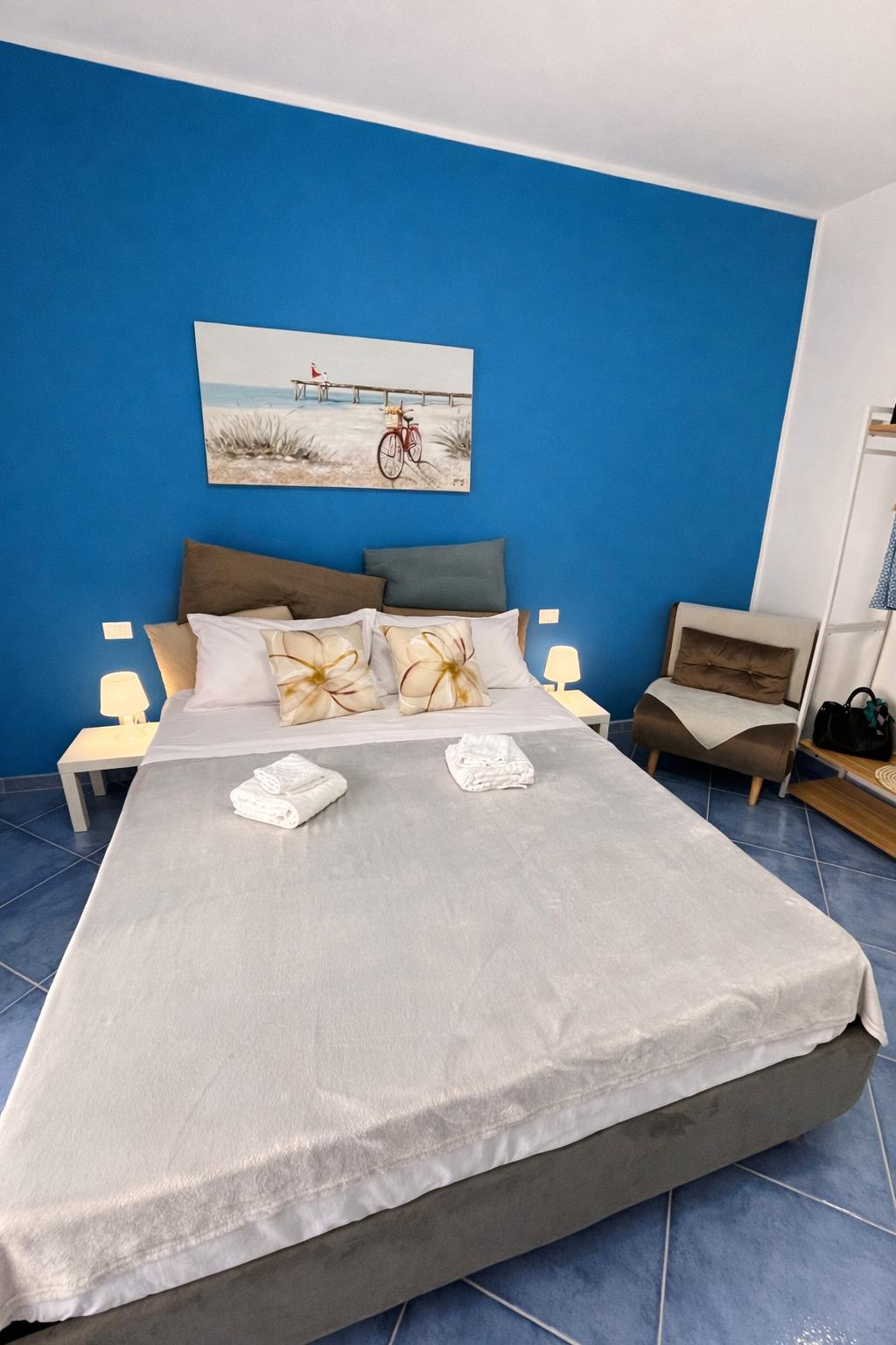 Letto matrimoniale confortevole per un riposo perfetto dopo le giornate tra mare, centro storico e ristoranti.