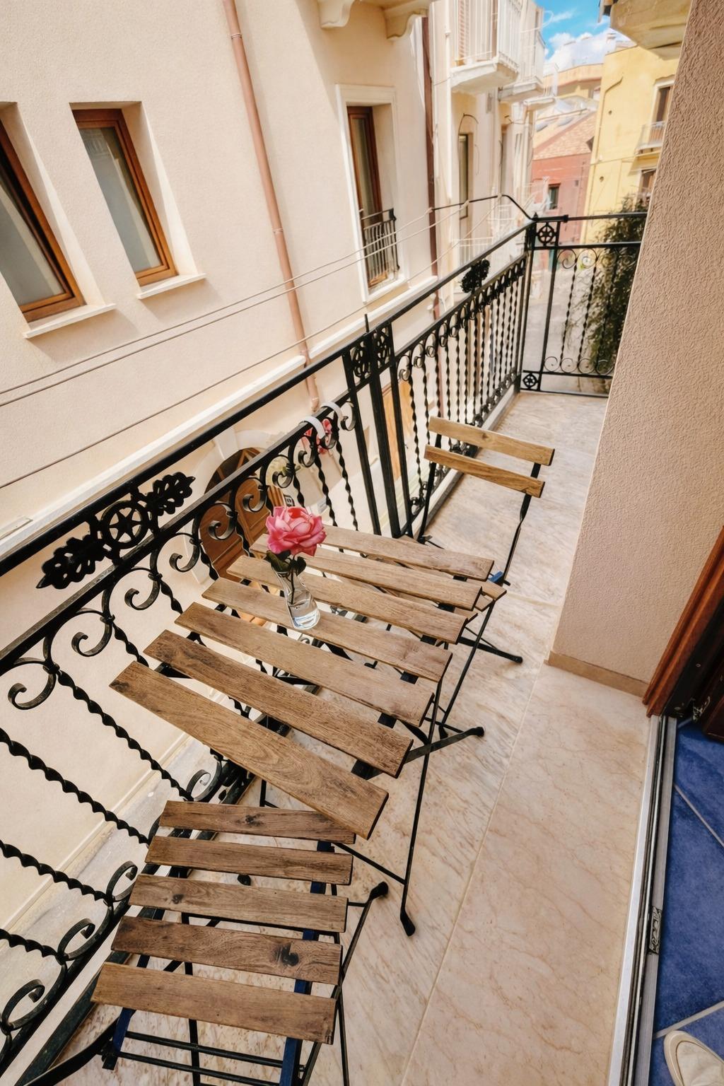 Balcone privato nel centro storico, ideale per colazioni lente e aperitivi serali con l’atmosfera di Castellammar