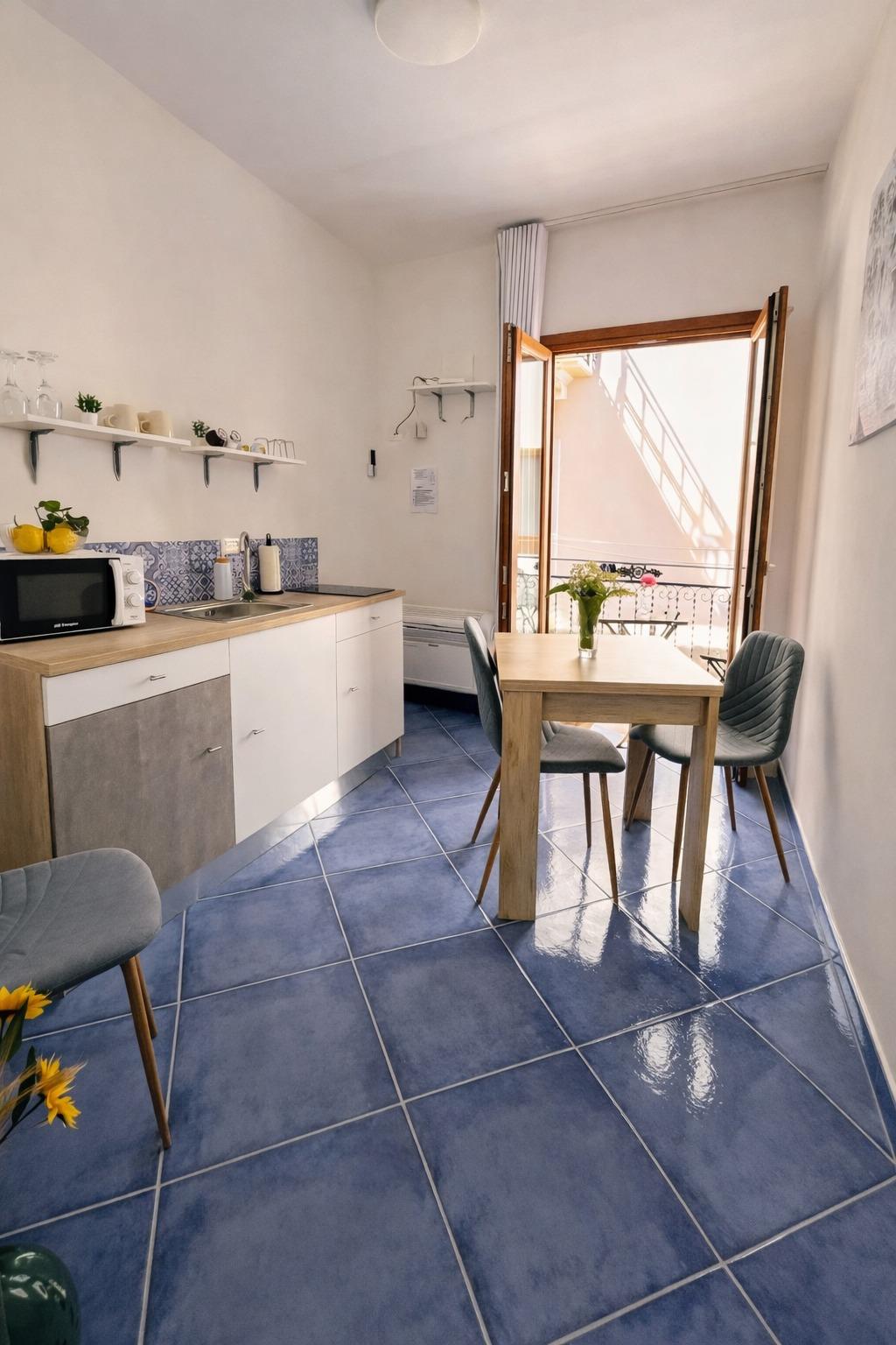 Cucina attrezzata e funzionale, ideale per chi ama sentirsi a casa anche in vacanza.