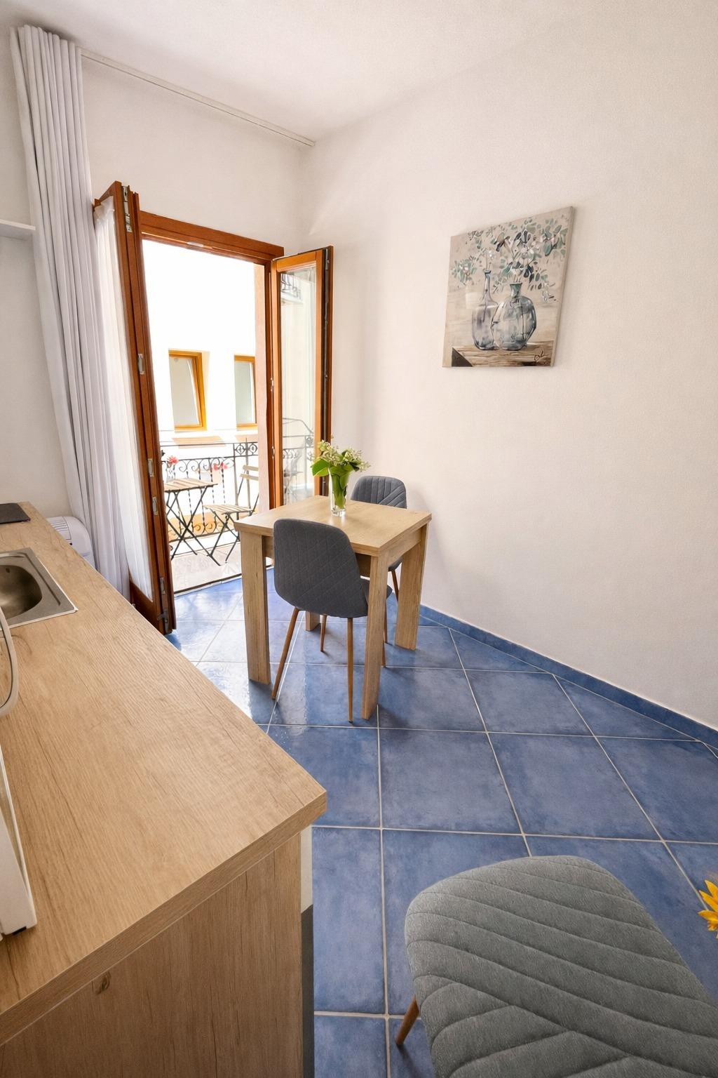 Zona pranzo luminosa, perfetta per colazioni, pranzi e cene in un ambiente accogliente