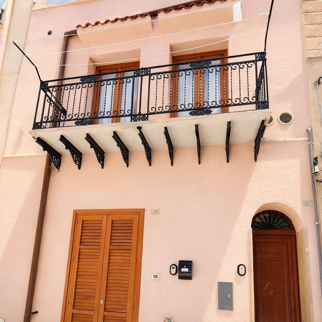 Casa situata nel centro di Castellammare del Golfo, a pochi passi da mare, locali e ristoranti.