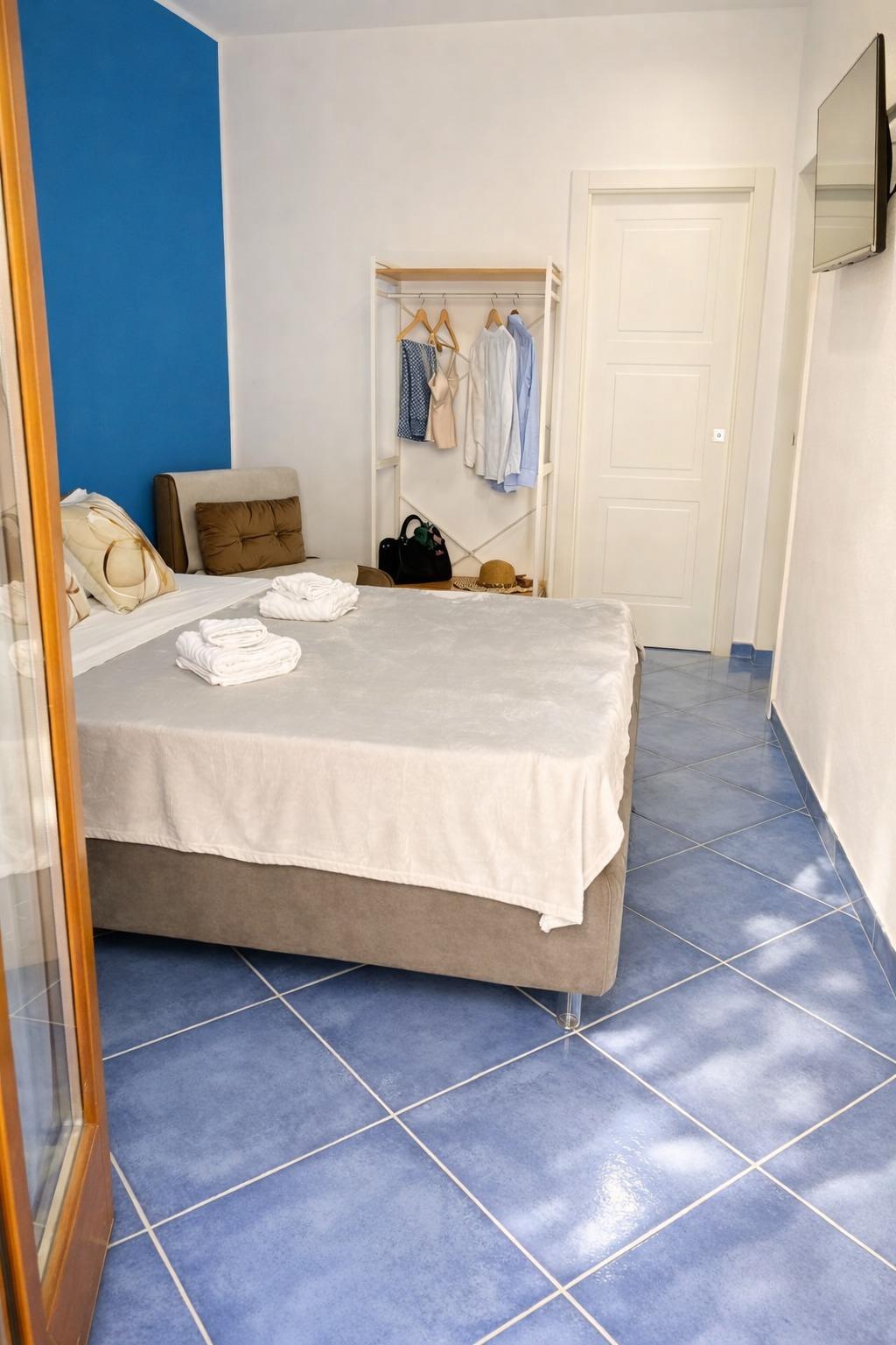 Un’altra prospettiva della camera matrimoniale, che valorizza spazio e luminosità.