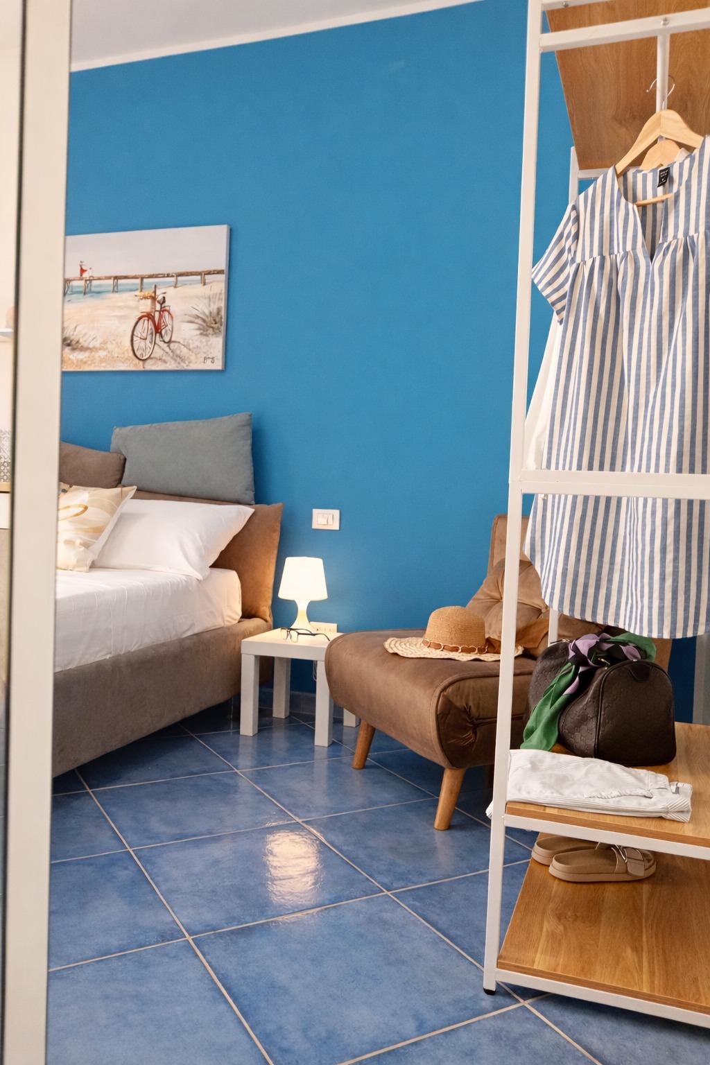 Angolo relax curato nei dettagli, perfetto per leggere, rilassarsi o lavorare in tranquillità.