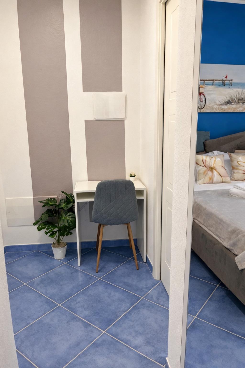 Spazio dedicato allo smart working o alla lettura, in un ambiente tranquillo e curato.