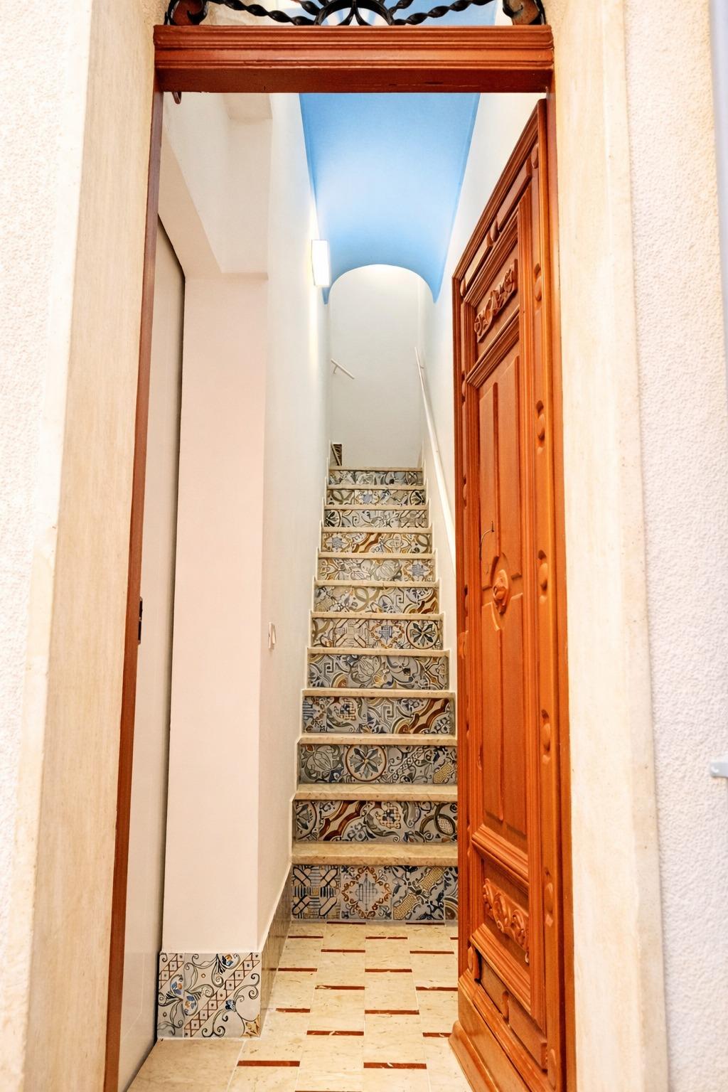 Scala interna con carattere siciliano, che collega gli spazi con eleganza.