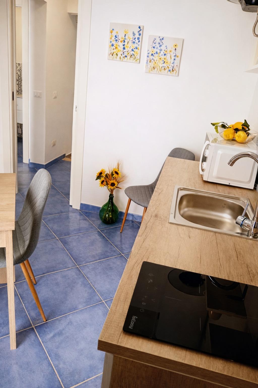 Zona pranzo luminosa, perfetta per colazioni, pranzi e cene in un ambiente accogliente.