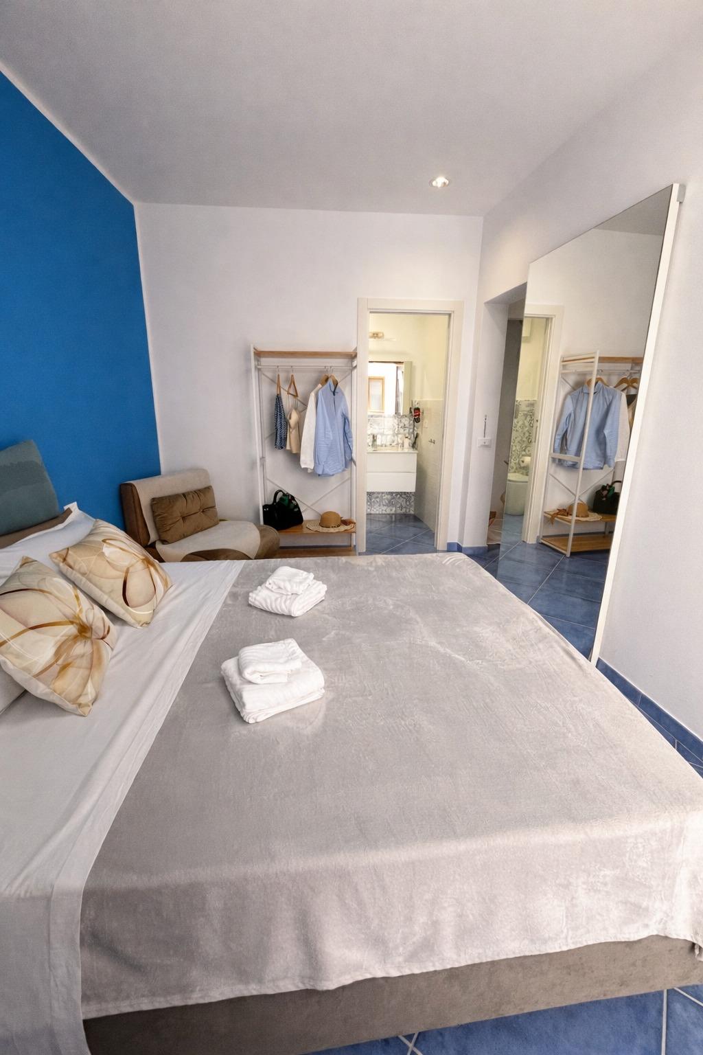 Atmosfera mediterranea, comfort e luce naturale in ogni dettaglio.