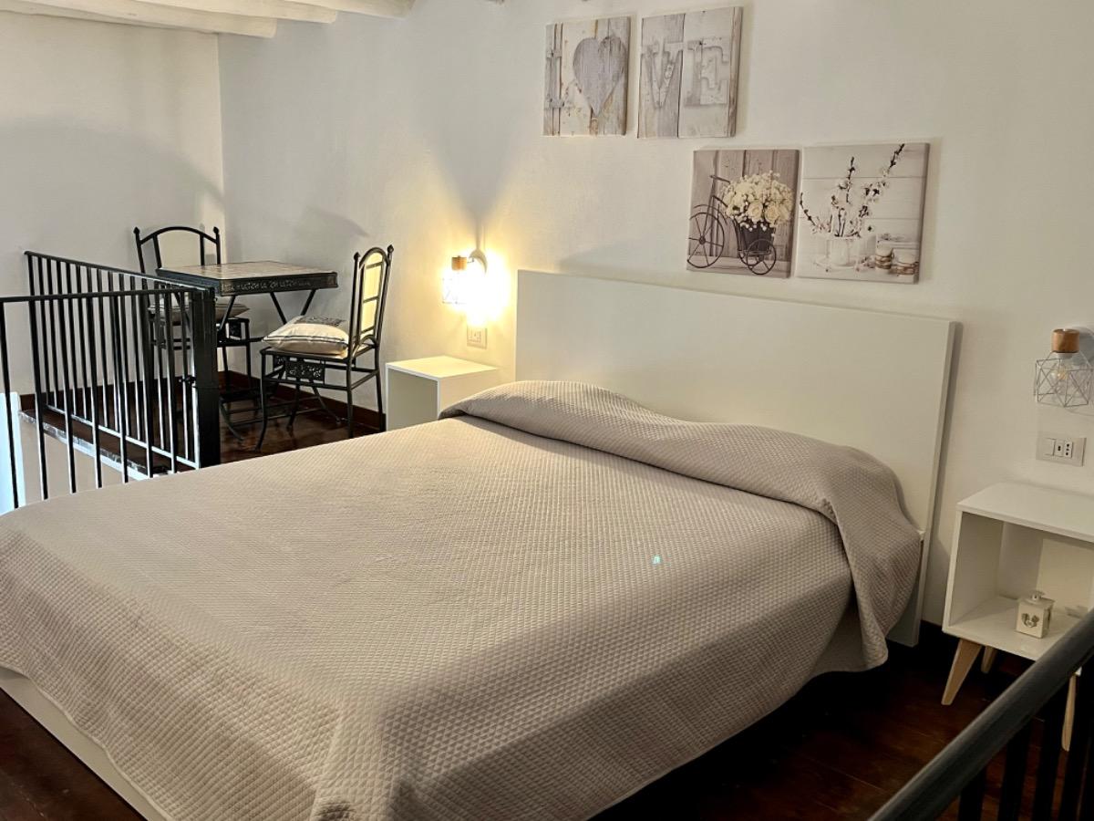 Un'oasi di tranquillità nella zona notte, un ambiente accogliente e raffinato, in cui il confort e lo stile si fondono armoniosamente. La luce soffusa