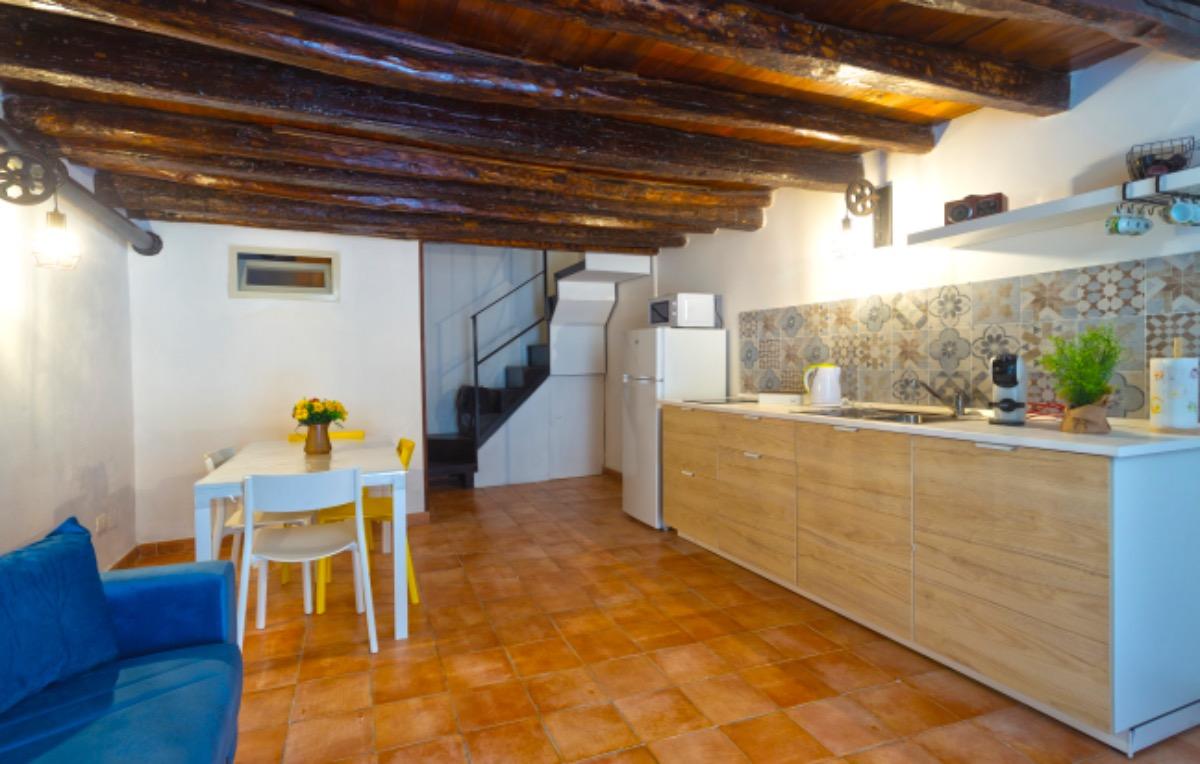 La cucina è dotata di tutto il necessario e rappresenta un ambiente accogliente e pratico per la preparazione dei pasti.