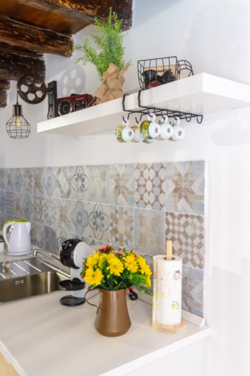 Gli accenni decorativi aggiungono un tocco personale e rendono l'ambiente ancora più accogliente e interessante dal punto di vista visivo.