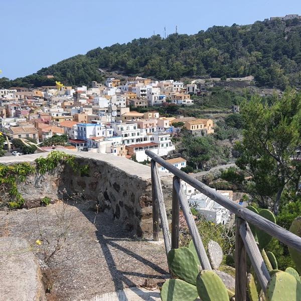  Sotto La Torre e Sopra Il Porticciolo