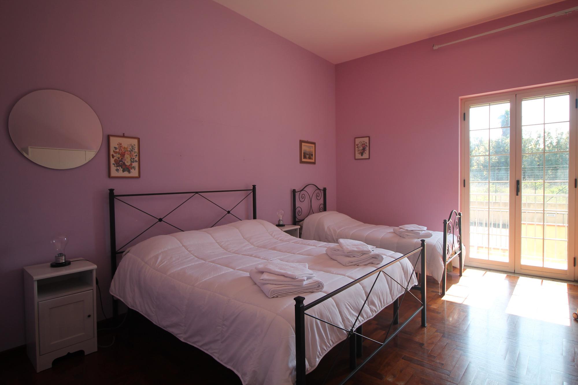 Stanza ( letto matrimoniale + singolo ) condizionata