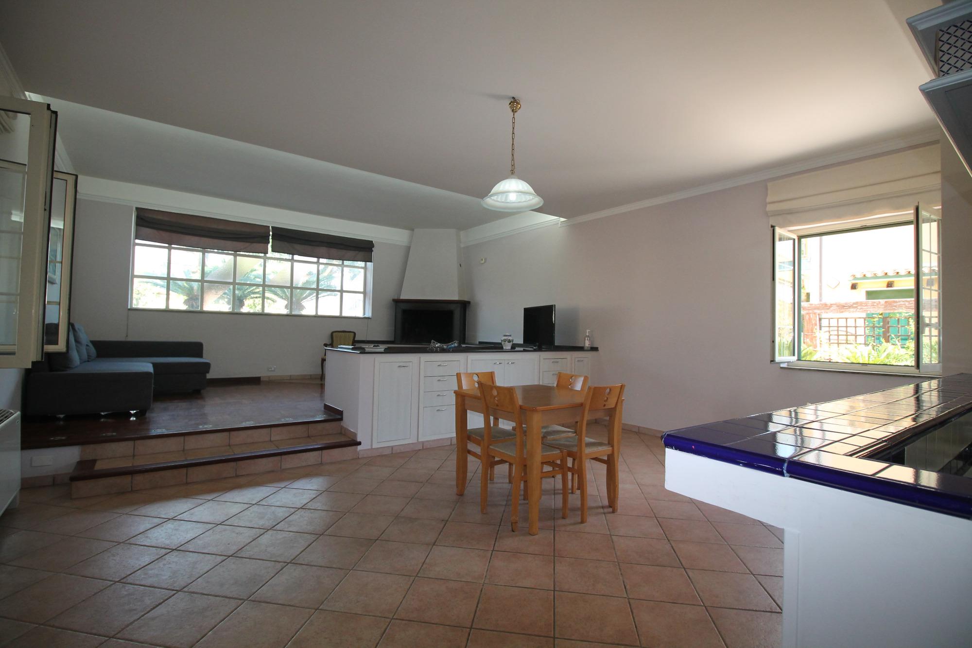 cucina con zona camino