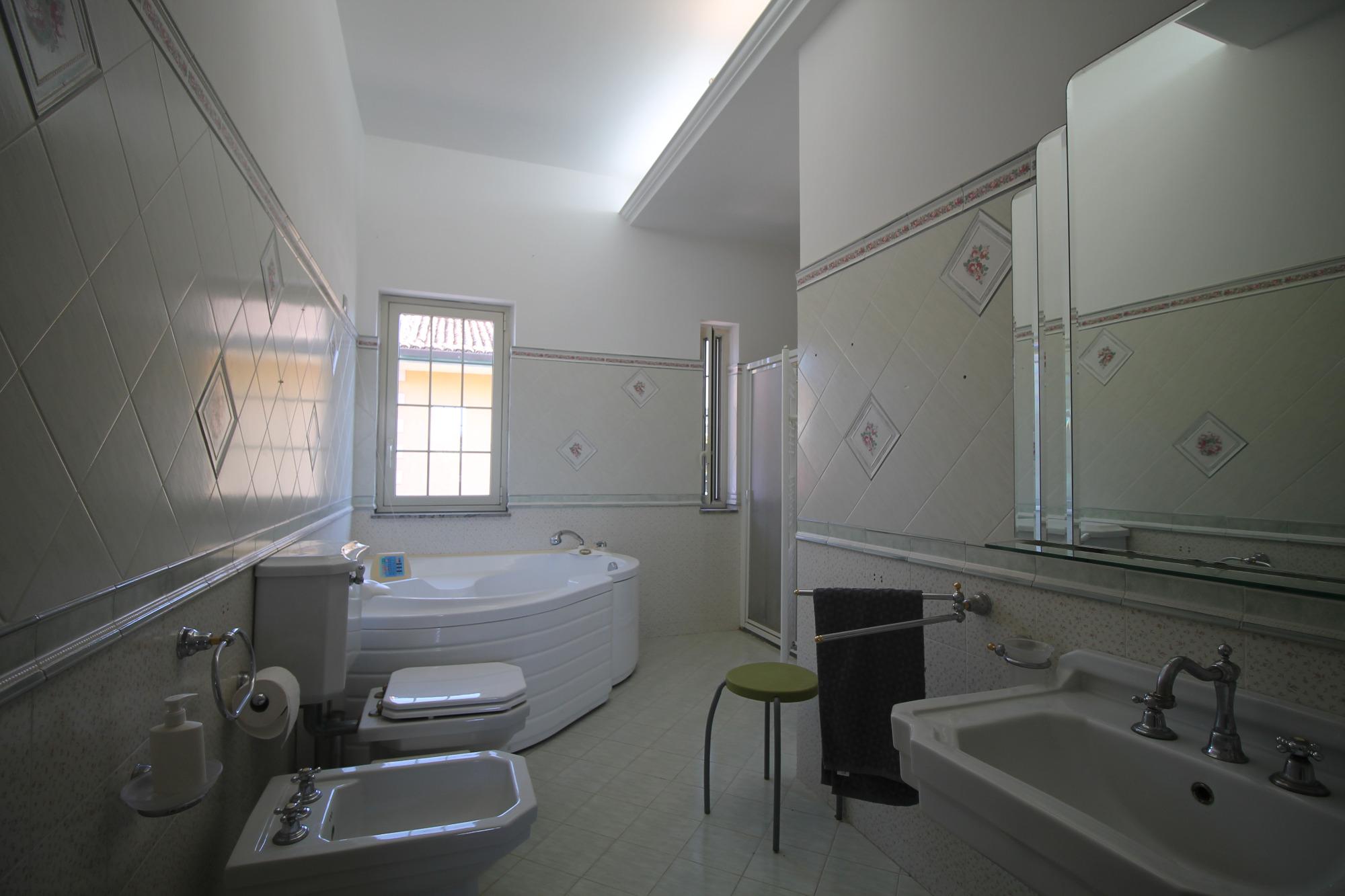 bagno piano terra con doccia e vasca jacuzzi