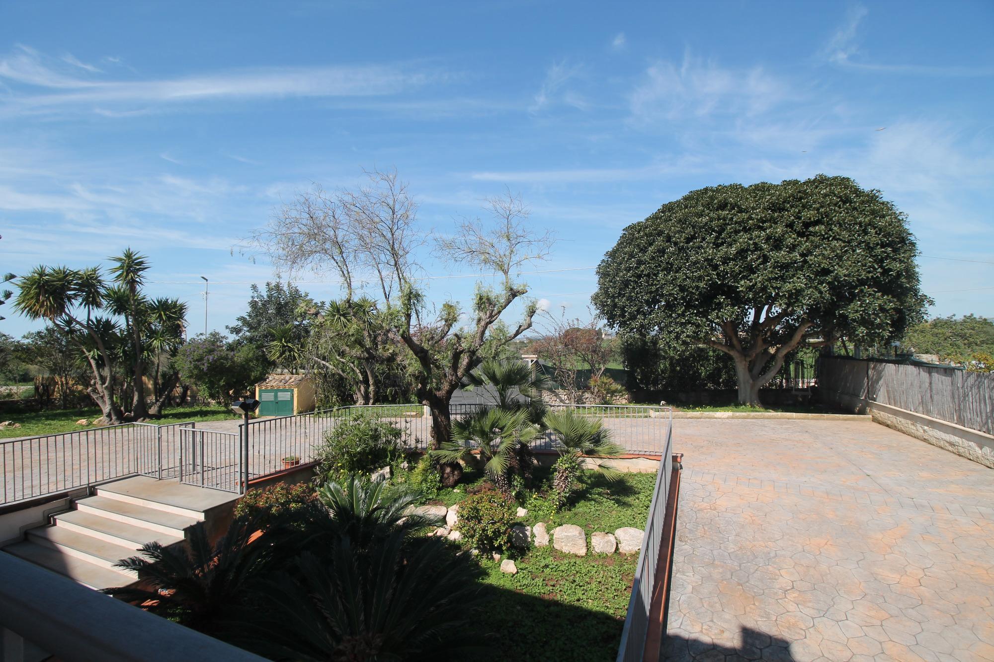 aree esterne (viabilità e parcheggio)