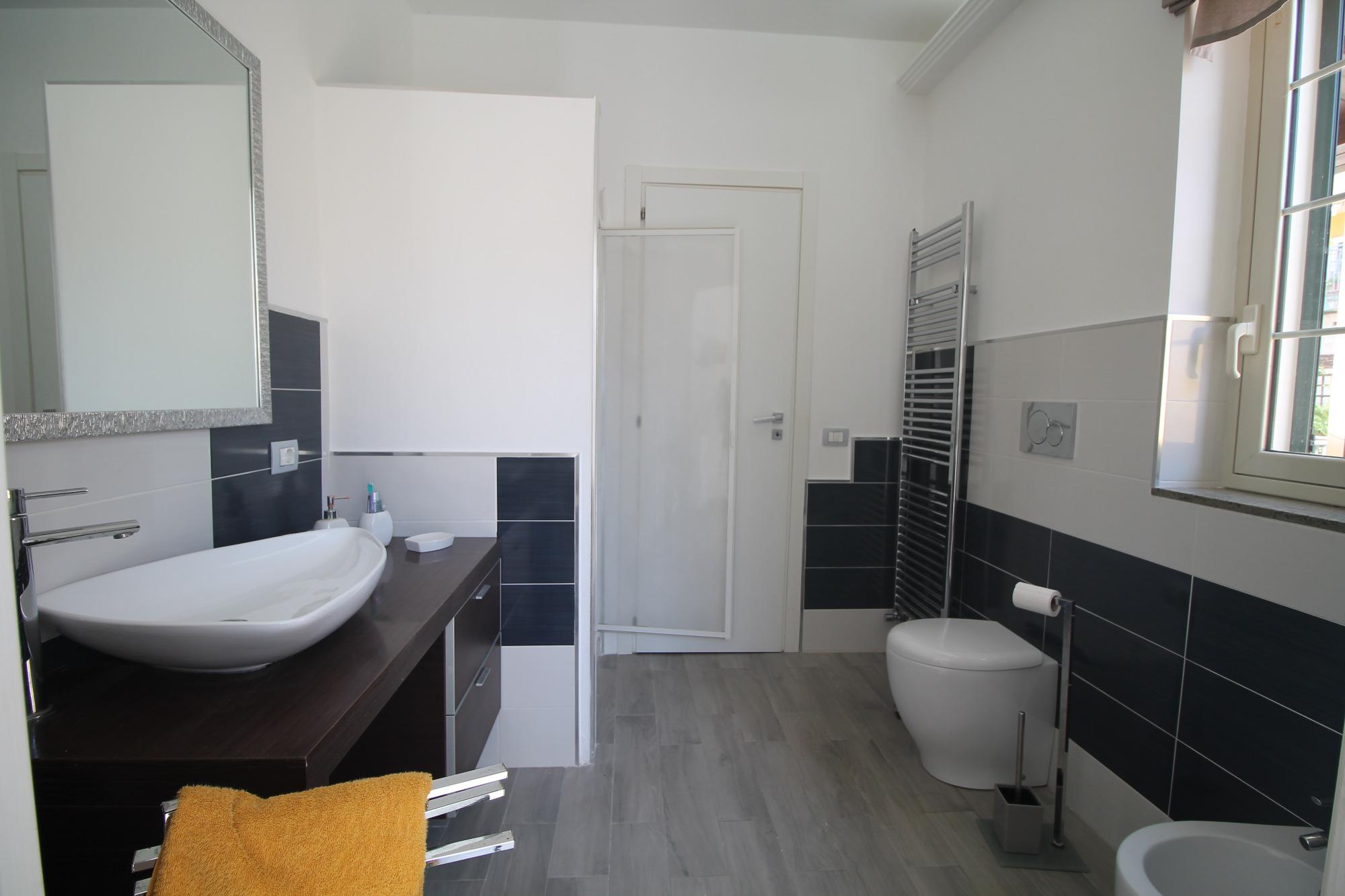 bagno piano terra con doccia novellini