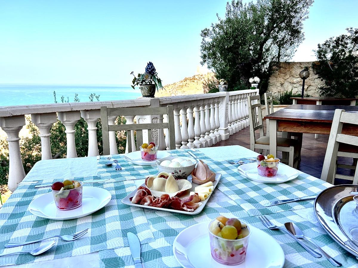 La colazione di LA COLLINA SUL MARE B&B