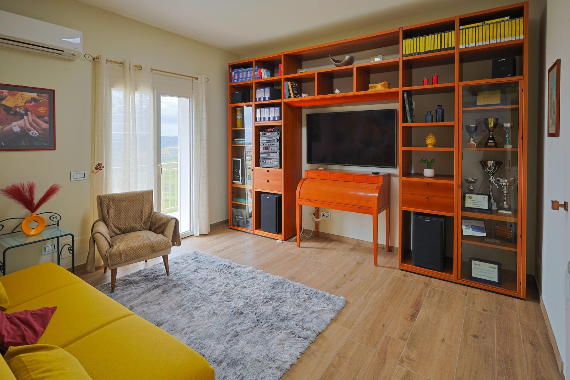 Zona living, TV schermo piatto, sala lettura ed ascolto musica, terrazza vista panoramica da cui ammirare spettacolari tramonti.