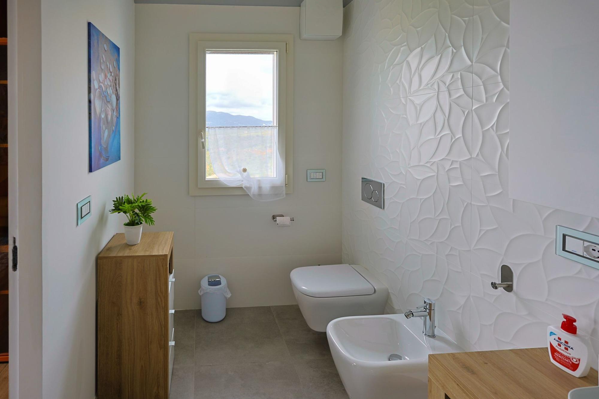 Bagno adiacente zona living vista Caltabellotta.