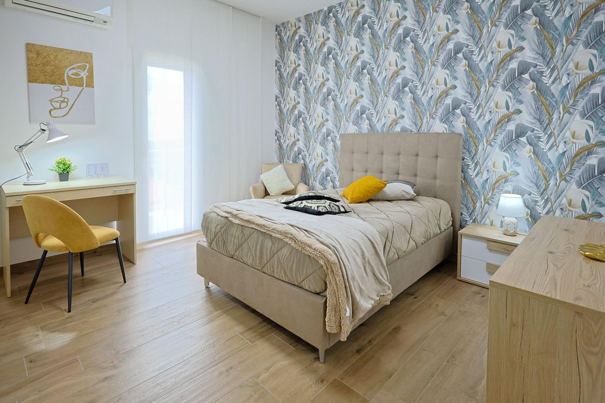 Camera vista mare mediterraneo, verdura resort.