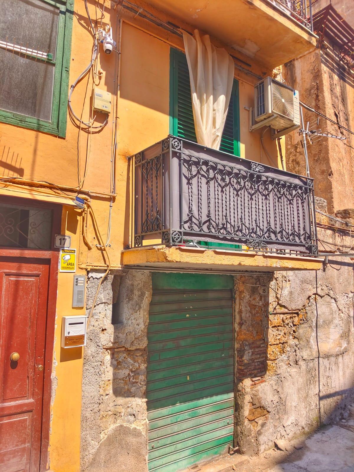 Balcone e portone della struttura vista dall'esterno