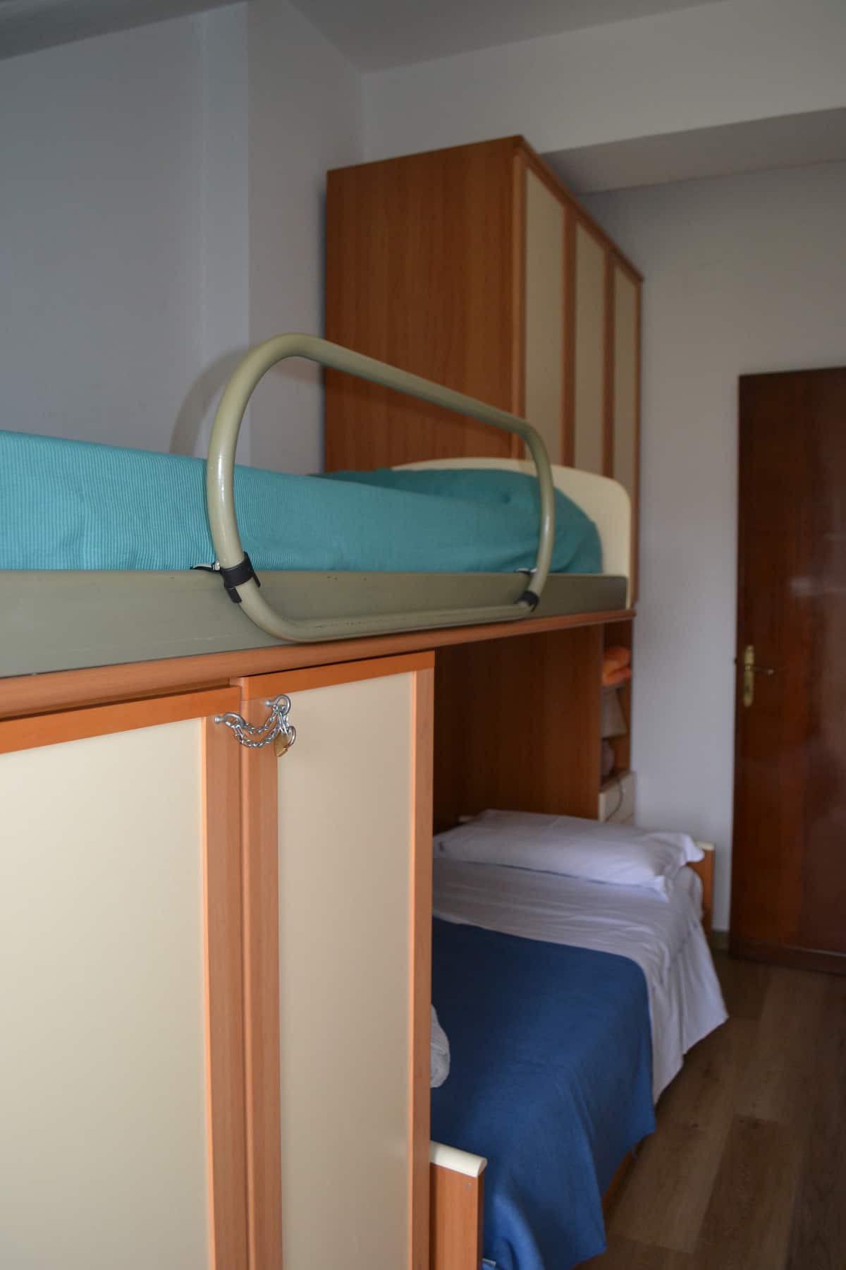 stanza con letto a castello