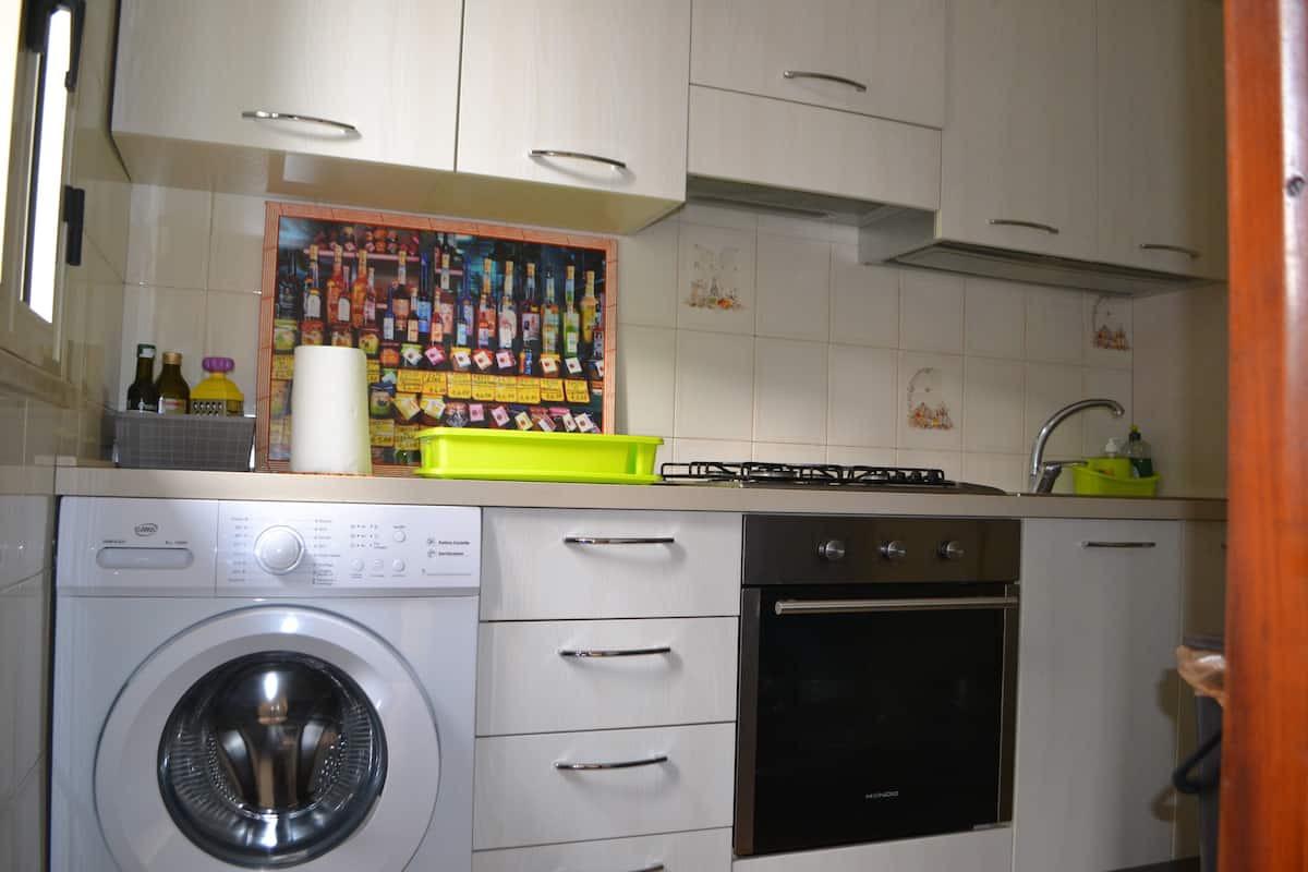 Cucina con lavatrice