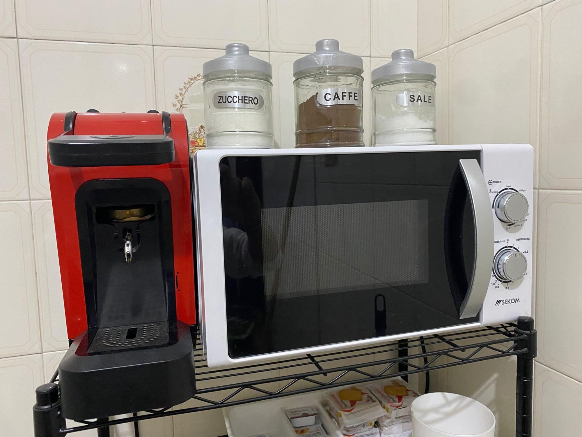 Cucina con forno a microonde, macchina caffe, frullatore, bollitore