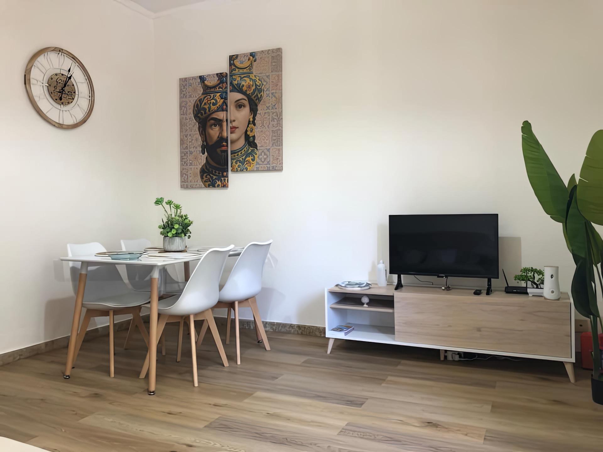 Soggiorno sala pranzo con TV e divano